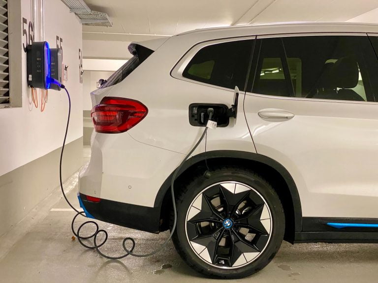 Ar man reikalinga elektromobilio įkrovimo stotelė namuose?