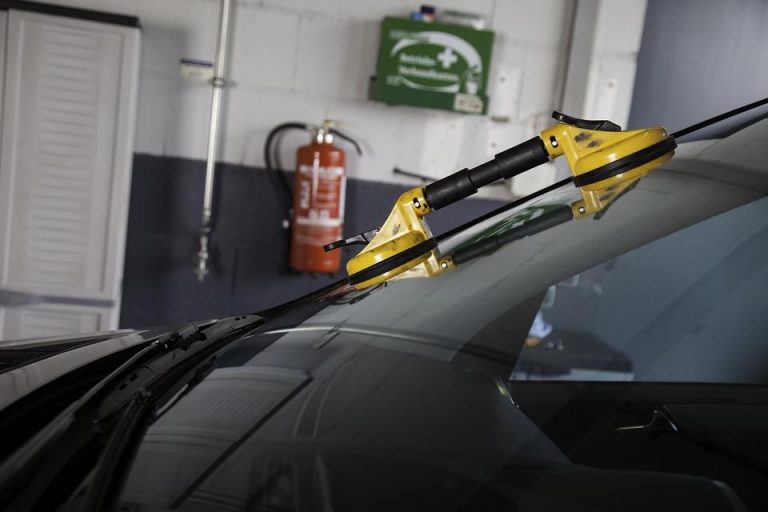 Automobilių stiklų keitimas – viskas, ką reikia žinoti