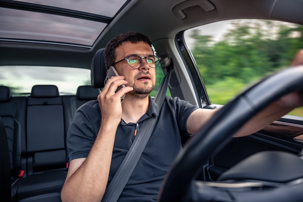 Kokie požymiai gali išduoti automobilyje paslėptą pasiklausymo įrangą?